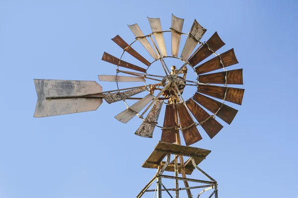 Amerikaanse windmolen op een blauwe achtergrond — Stockfoto