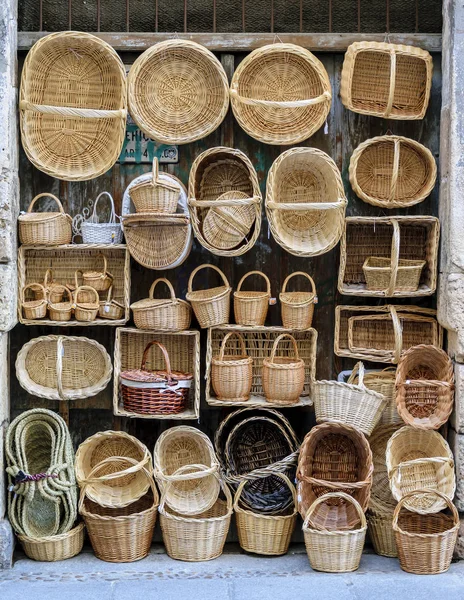 Wicker baskets in a shop window — Stock Photo, Image
