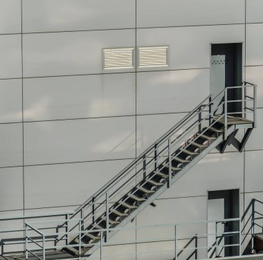 Endüstriyel bir gemi arka kısmında Emanet merdivenler