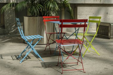 Dört sandalye ve bir tasarım tablo iç bir teras üzerinde