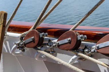 Kasnak ve ipler bir yelkenli üzerinde