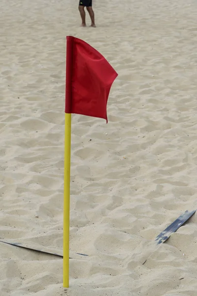 Красный флаг сигнализирует уголок поля для пляжного футбола — стоковое фото