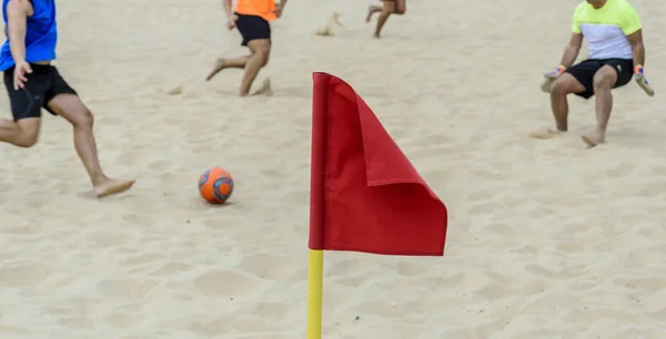 Rote Flagge signalisiert eine Ecke eines Strandfußballfeldes — Stockfoto