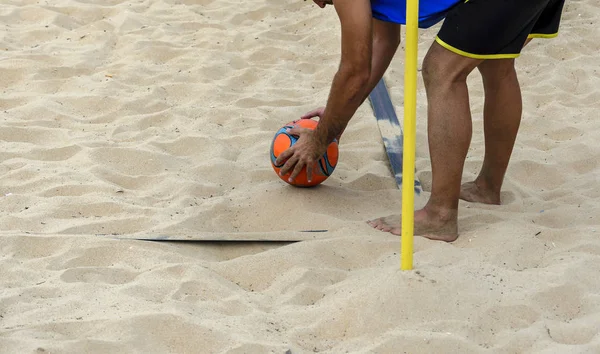 沙滩足球运动员把球放在一个角落里 — 图库照片