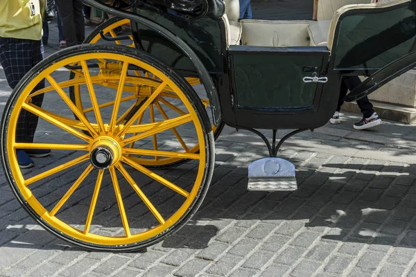 Detalle de la rueda amarilla del carro de caballos en Sevilla España —  Fotos de Stock