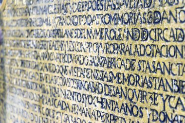 Taşa kazınmış eski bir yazının ayrıntıları.