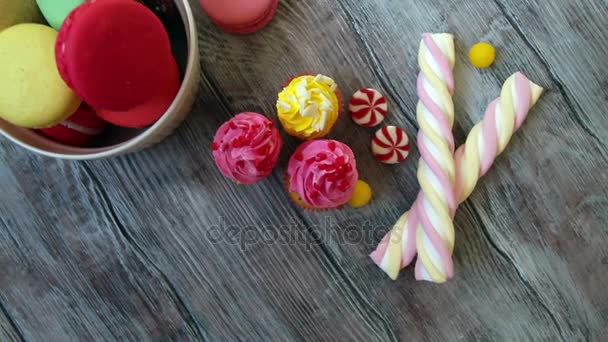 Süßigkeiten, Cupcakes und Makronen — Stockvideo