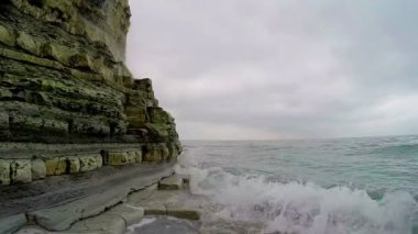 Deniz dalgaları kayalarda kırılıyor.