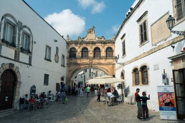Ostuni, İtalya - Eylül 05 2019: Ostuni 'nin bazı beyaz ev ve caddelerin yer aldığı manzara köy merkezinin bir kısmı, İtalya' nın Ostuni kentindeki tarihi merkez.