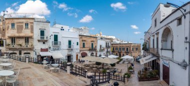 Ostuni, İtalya - Eylül 05 2019: Puglia, İtalya 'da bir yaz gününde, Beyaz Şehir' in tarihi merkezi Panorama manzarası.