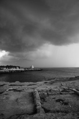 Salento, İtalya - Eylül 04 2019: İtalya 'nın güneyindeki Puglia bölgesindeki Lecce ili Grotta Della Poesia yakınlarındaki sahil şeridi..