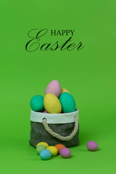 Bunte Ostereier Mit Keramikkorbkonzept Text Frohe Ostern Auf Grünem Hintergrund — Stockfoto