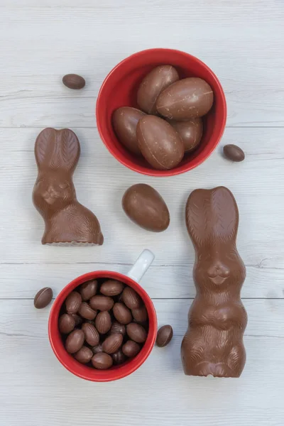 Delizioso Coniglietto Pasqua Cioccolato Uova Ciotole Ceramica Fondo Legno Bianco — Foto Stock