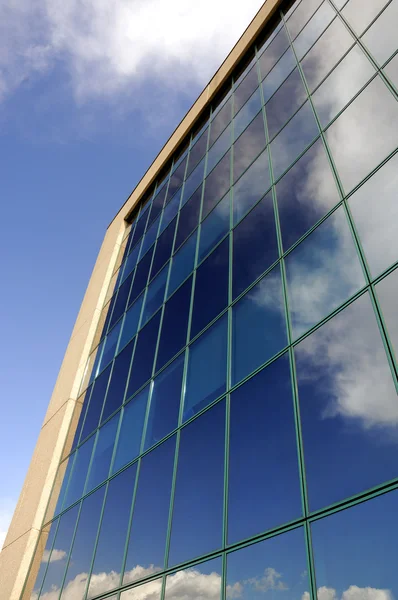 Palazzo finanziario bir specchi 