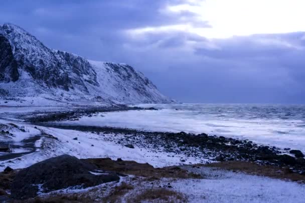 Пляж з бурхливим морем — стокове відео