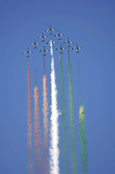Akrobatischer Flug italienischer Patrouille — Stockfoto