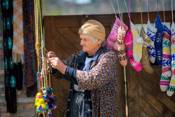 Kadın satıcı Hediyelik eşya — Stok fotoğraf