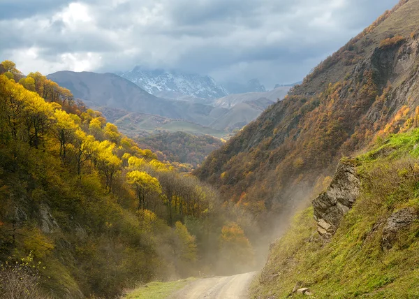 Bright düşmek dağlarda — Stok fotoğraf