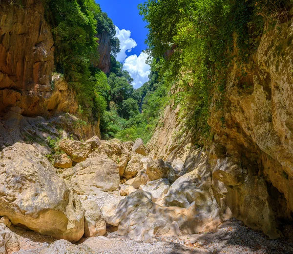 Canyon avec des pentes raides — Photo
