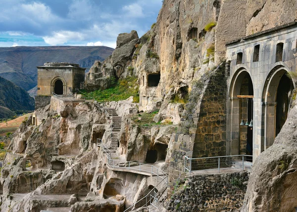 Vardziya manastırda mağara