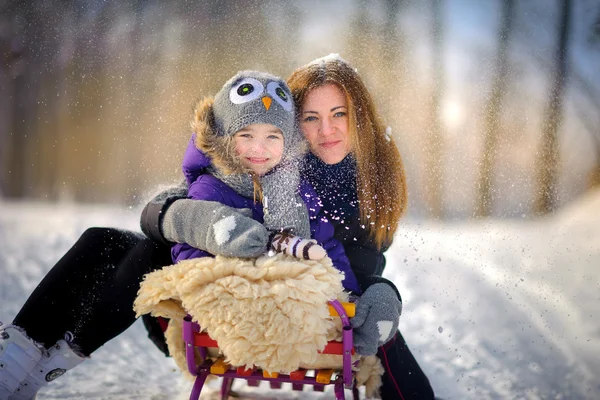 Mãe com a filha na floresta de neve — Fotografia de Stock