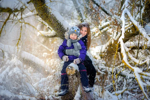 Mãe com a filha na floresta de neve — Fotografia de Stock