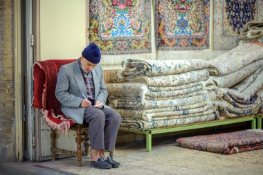 Halı Isfahan pazarda satıcı