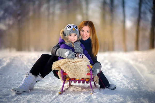 Mãe com a filha na floresta de neve — Fotografia de Stock