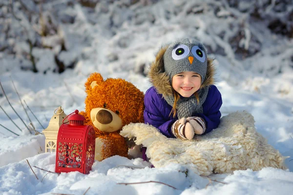 Menina no trenó no inverno — Fotografia de Stock