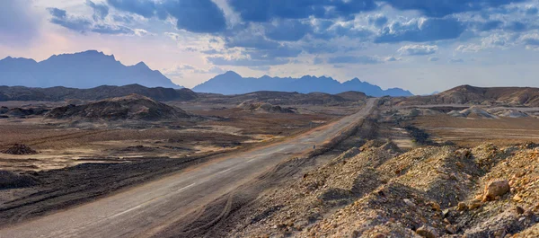 Camino a través del desierto hasta el horizonte — Foto de Stock