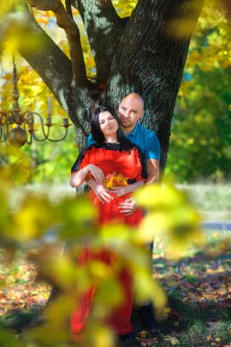 mutlu genç çift çocuğun doğum için bekliyor