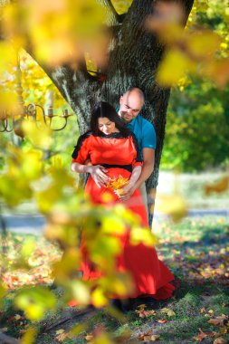 mutlu genç çift çocuğun doğum için bekliyor