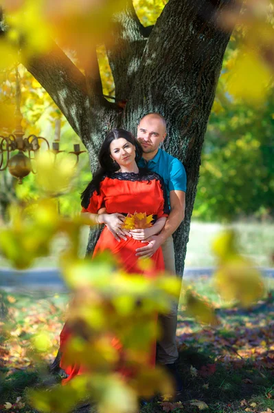 Lyckliga unga paret väntar på barnets födelse — Stockfoto