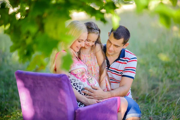 Feliz pareja joven esperando el nacimiento del niño —  Fotos de Stock