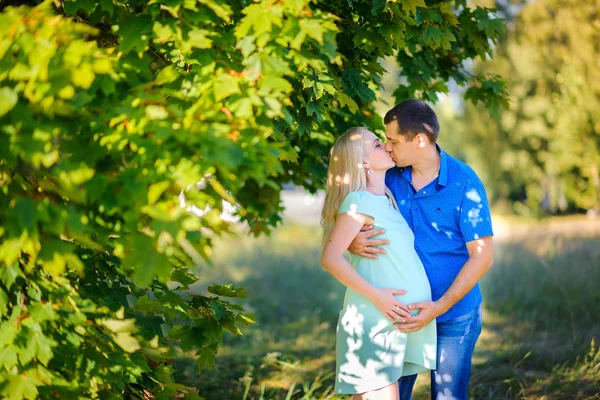 Feliz pareja joven esperando el nacimiento del niño —  Fotos de Stock