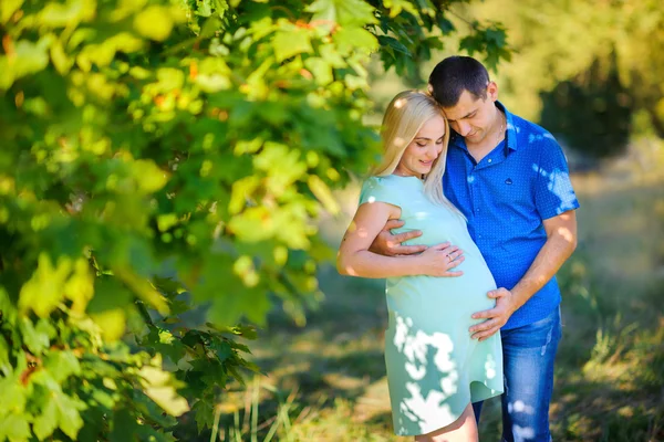 Feliz pareja joven esperando el nacimiento del niño —  Fotos de Stock