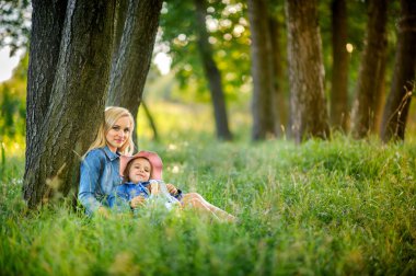 kız annesi ile birlikte parkta oyun