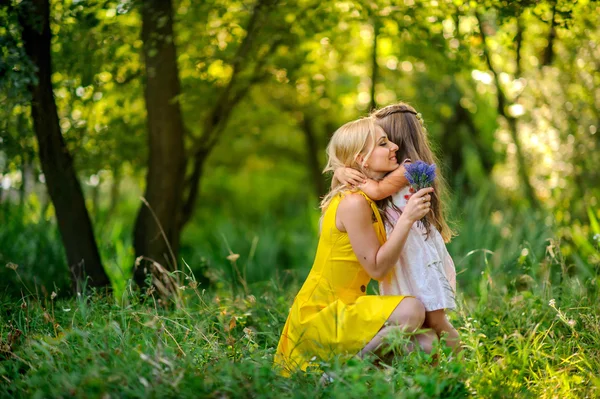 Girl tillsammans med mor spela i parken — Stockfoto