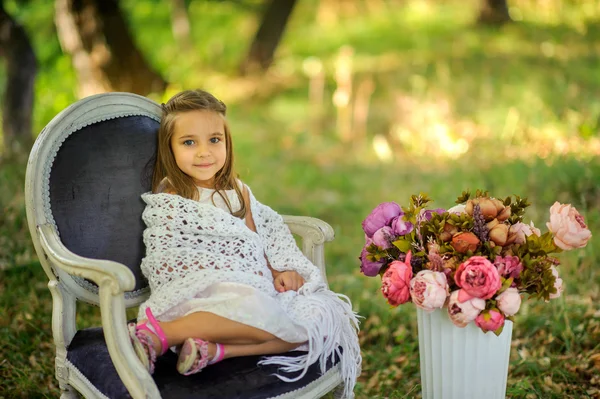 Menina bonita com um sorriso suave — Fotografia de Stock