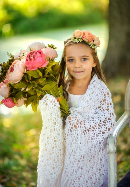 Meisje met een mooi boeket — Stockfoto