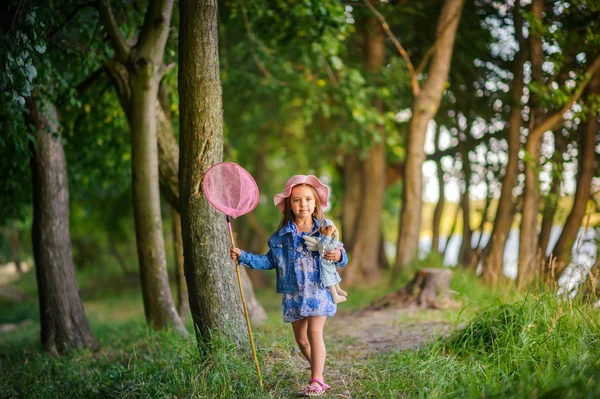 Meisje met een net vangt vlinders — Stockfoto