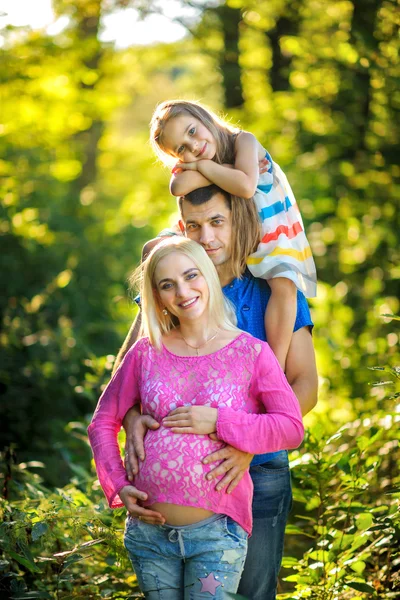 Familia esperando el nacimiento del niño —  Fotos de Stock