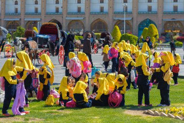 Genç Müslümanlar akademik yıl sona erdirilmesi kutlamak