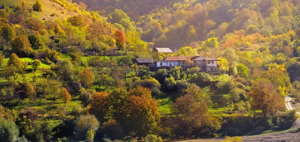 Dorf im Herbst Berge — Stockfoto