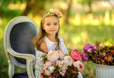 Güzel bir buket ile kız