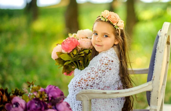 Meisje met een mooi boeket — Stockfoto