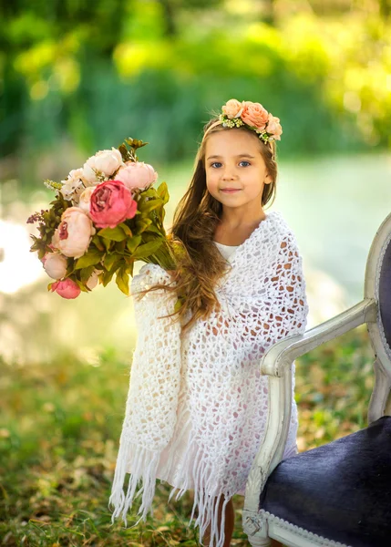 Fille avec un beau bouquet — Photo