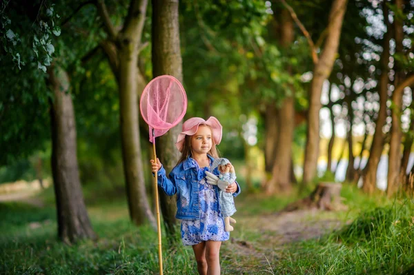Дівчина з сіткою ловить метеликів — стокове фото