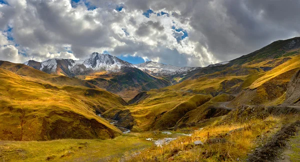 Dağların üst kısımları ile sınırlanmıştır sonbahar vadinin görünümü — Stok fotoğraf