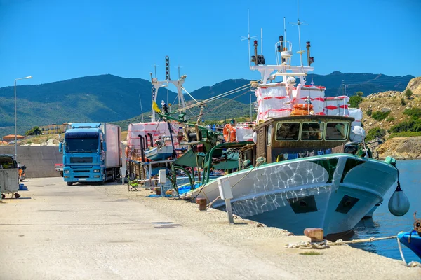 Muelle con yates y barcos de pesca — Foto de Stock